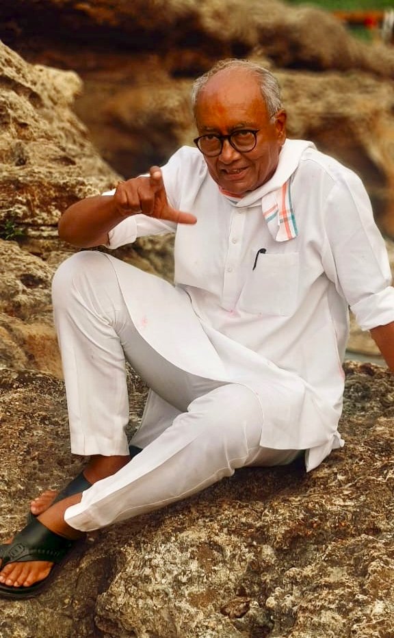 आसमान पर ठिकाने किसी के नहीं होते,  
जो ज़मीन के नहीं होते वो कहीं के नहीं होते।
#DagonaFall #Dindori 

<a href="/digvijaya_28/">Digvijaya Singh</a>