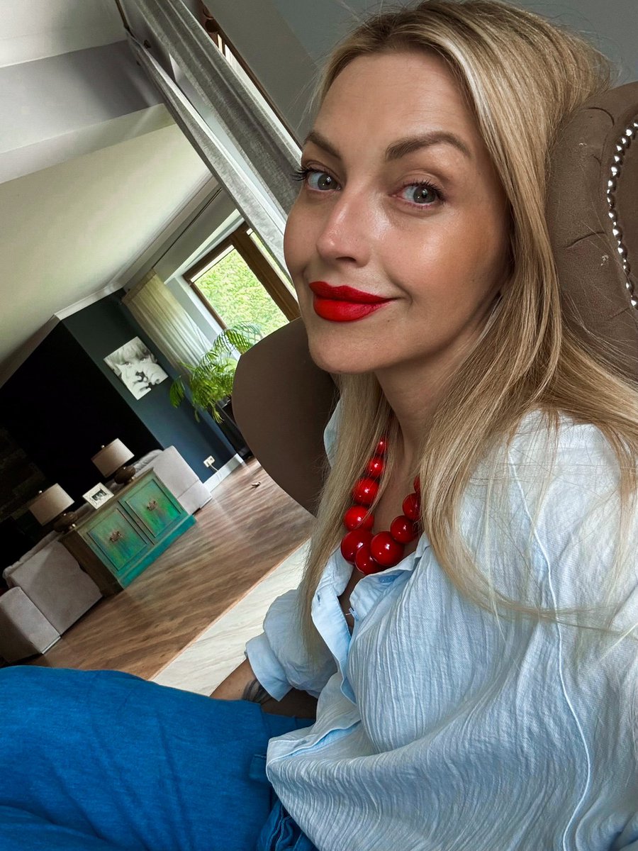 Też macie wrażenie, że ten dzień się nie kończy? I to czekanie… A wiecie, że jeśli dzisiaj się nie uda, to niewiadomo ile trzeba będzie czekać na kolejną taką okazję?
Wykonajmy jeszcze kilka telefonów, albo podrzućmy sąsiadom kawałek ciasta i upewnijmy się, że dotarli do lokali