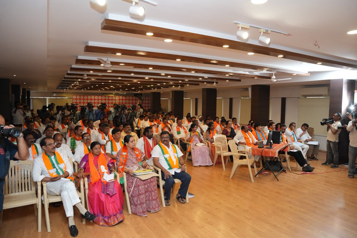 BJP Telangana (@bjp4telangana) on Twitter photo ఈరోజు బిజెపి తెలంగాణ రాష్ట్ర కార్యాలయంలో కేంద్ర మంత్రివర్యులు బిజెపి రాష్ట్ర అధ్యక్షులు శ్రీ <a href="/kishanreddybjp/">G Kishan Reddy</a> గారి ఆద్వర్యంలో రాష్ట్ర స్థాయి పదాధికారులతో 11 సంవత్సరాల మోదీ ప్రభుత్వం - సంకల్పంతో సాకారం రాష్ట్ర కార్యశాల నిర్వహించడం జరిగింది. ప్రధాని మోదీ గారి దృడ సంకల్పంతో సాకారమైన ఈరోజు బిజెపి తెలంగాణ రాష్ట్ర కార్యాలయంలో కేంద్ర మంత్రివర్యులు బిజెపి రాష్ట్ర అధ్యక్షులు శ్రీ <a href="/kishanreddybjp/">G Kishan Reddy</a> గారి ఆద్వర్యంలో రాష్ట్ర స్థాయి పదాధికారులతో 11 సంవత్సరాల మోదీ ప్రభుత్వం - సంకల్పంతో సాకారం రాష్ట్ర కార్యశాల నిర్వహించడం జరిగింది. ప్రధాని మోదీ గారి దృడ సంకల్పంతో సాకారమైన