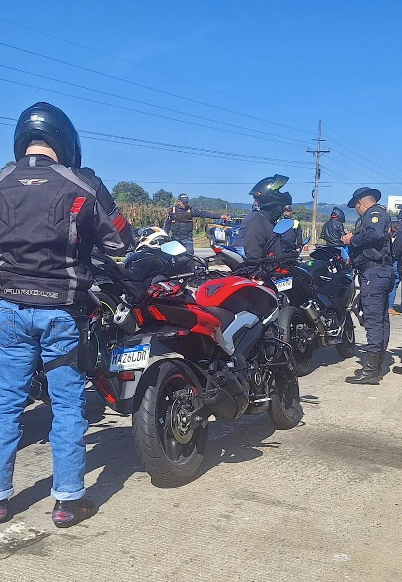 DoctorFJimenez's tweet photo. 🚨URGENTE🚨

Operativos en carreteras nacionales en contra de motos a alta velocidad. 

Estos clubes de motociclistas suicidas ponen en riesgo la vida de familias que salen tranquilamente a pasear los domingos. #Tecpán

Acciones de territorio, no de escritorio.
🫡🇬🇹 @mingobguate