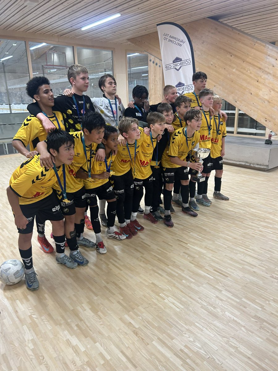 Våra killar är ju fantastiska. Cuptitel i Göteborg Cup p14 nivå svår. Sammanlagt 84 lag med i p14 klasserna å vi vann den svåraste.
Ping <a href="/AlingsasTidning/">Alingsås Tidning</a>