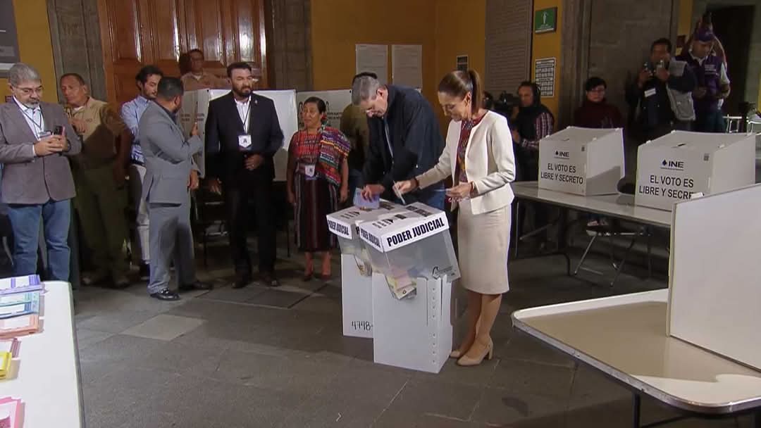 americanovictor's tweet image. #EleccionesPoderJudicial  🗳 La presidenta Claudia Sheinbaum votó este domingo a las 9:30 de la mañana, en la casilla ubicada en la calle Moneda, frente a Palacio Nacional. Cuando se le pidió que diera un mensaje, levantó su puño y exclamó: “¡Que viva la democracia!”.