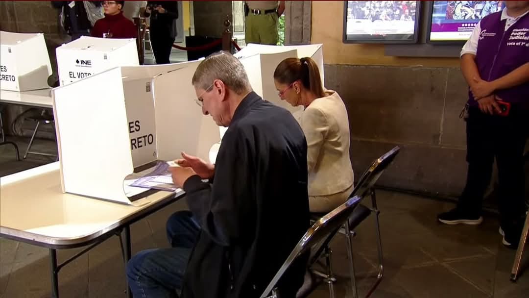 americanovictor's tweet image. #EleccionesPoderJudicial  🗳 La presidenta Claudia Sheinbaum votó este domingo a las 9:30 de la mañana, en la casilla ubicada en la calle Moneda, frente a Palacio Nacional. Cuando se le pidió que diera un mensaje, levantó su puño y exclamó: “¡Que viva la democracia!”.