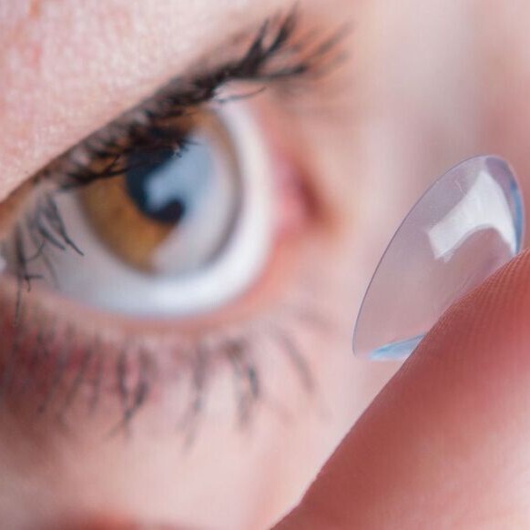 LMPositif's tweet photo. 🇨🇳 Des chercheurs chinois ont développé des lentilles de contact permettant de voir dans le noir, même les yeux fermés ! Concrètement, ces lentilles sont capables de transformer la lumière infrarouge en lumière verte. 👓 (Le Parisien) https://t.co/OCVwBEG8Lg