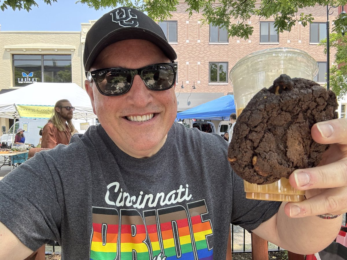 It’s a Bea-U-Tiful #sundayincincy for a cookie and a coffee . But , pretty much any day is a good day for a cookie and a coffee in the grand scheme of things . #awakenings #eatcincy #cincyeats #dinelocal #sundayvibes #cincyvibes #BearcatVibes #allforcincy #todoporcincy