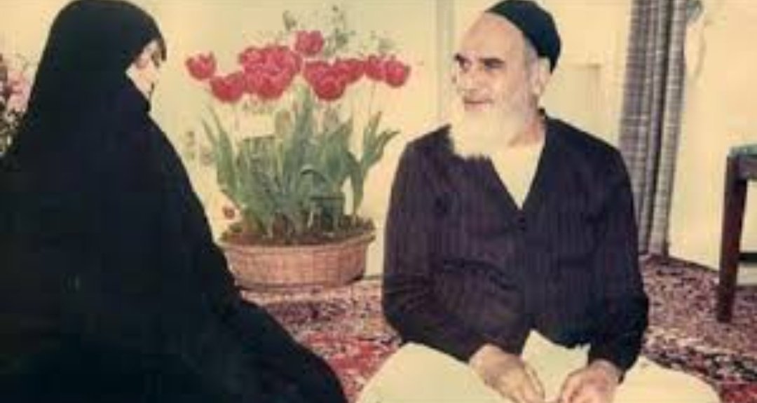 همیشه جای خوب را به همسرش تعارف می‌کرد، 
تا  نمی‌اومد غذا نمی‌خورد،
حتی در سخت‌ترین روزها، با محبت و توجه، سهم همسرش آرامش بود،
امام خمینی نه فقط رهبر انقلاب، بلکه همسری تمام و کمال بود

#امام_امید 
#مظهر_اقتدار
