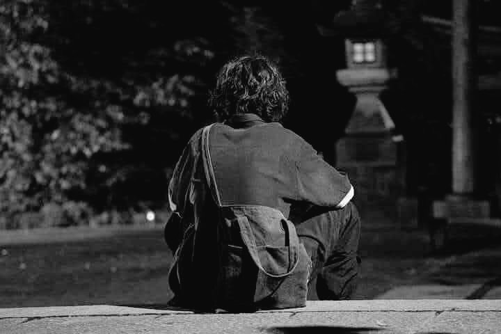 کائنات کے سب سے بد صُورت ترین مناظر میں سب سے بدتر کِسی مضبوط اِنسان کا ٹُوٹ کر حالات سے سمجھوتہ کر لینے کا منظر ہے!!