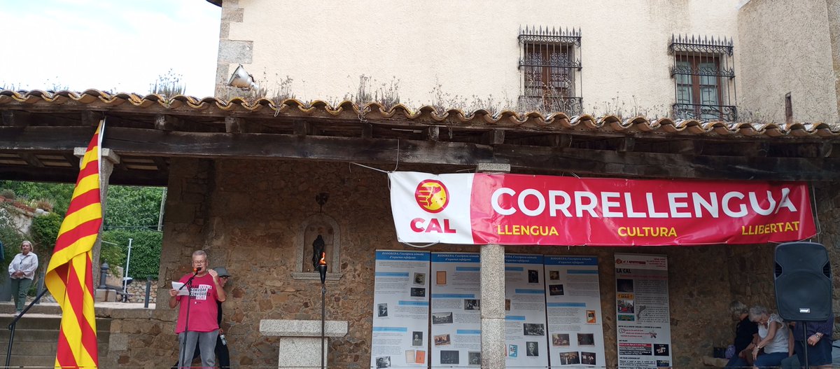 Entranyable acte central del #Correllengua2025 de la <a href="/CAL_cat/">Coordinadora d'Associacions per la Llengua (CAL)</a> a Romanyà de la Selva. Magnífics entorn, acolliment i visita guiada.