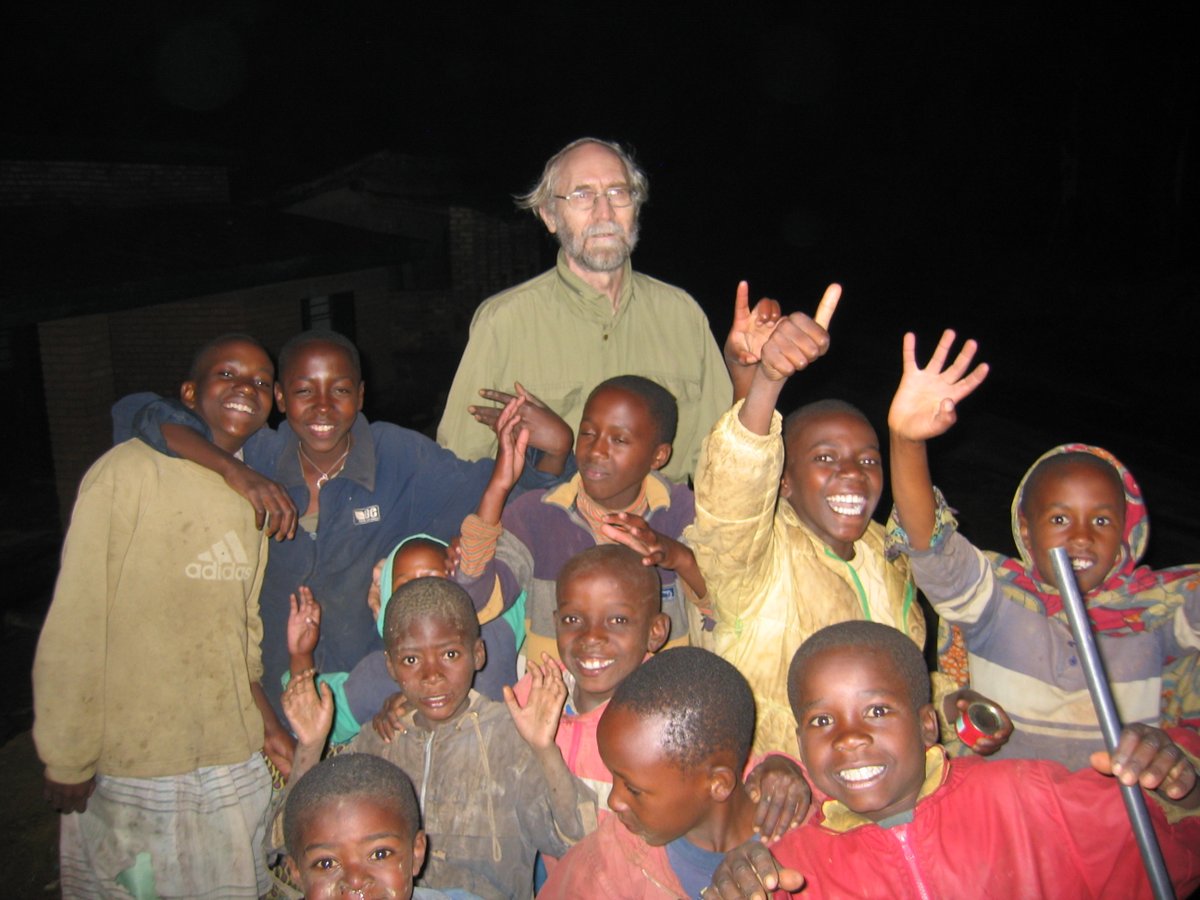 Om att resa i Afrika. Bubblan man går i. Alla ser ju att man inte hör dit. Att ta sig ur bubblan hör till det svåraste. 
Att kunna säga om brödet man just fått i en hydda i Etiopien: Det smakar precis som det min mor gjorde.
Bild fgrån Nyungwe, Rwanda. Barn födda efter folkmordet