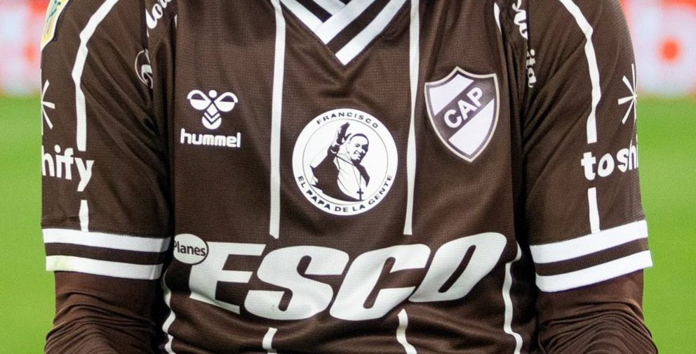 Desde que el papa Francisco falleció, Platense llevó estampado en su pecho imagen de él. Hoy en la final también.

Platense salió campeón por primera vez en su historia.