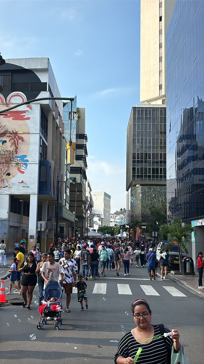 La gente sigue llegando a la calle Panamá… se extiende el horario… 
La gente pide caminar!!!! 
Guayaquil es de Uds. 
Que belleza. 

#CiudadDeTodos 🫶👍🏻💪🏻