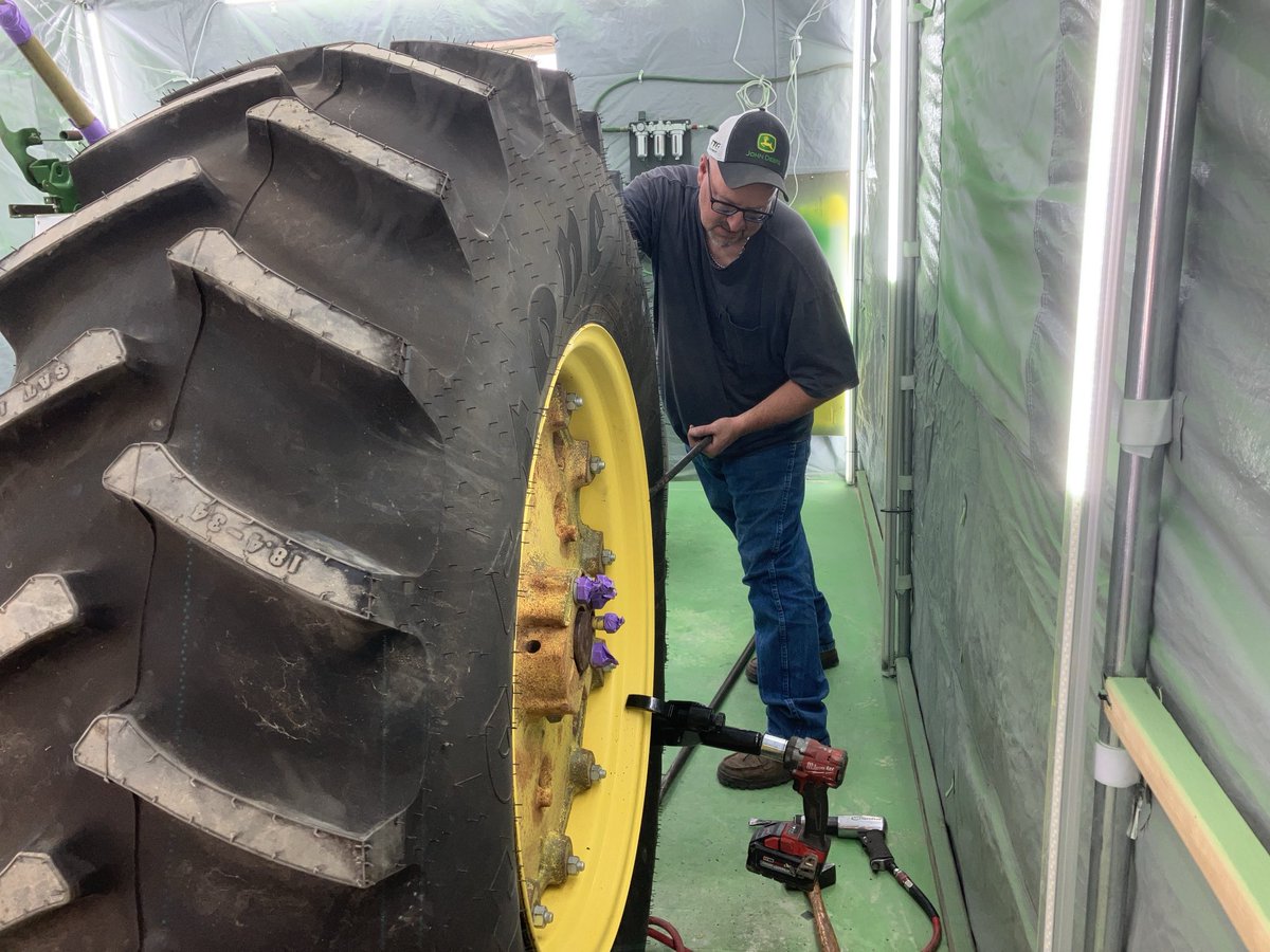 jev4320's tweet image. Shrink wrap is a great thing. Rims and hubs be yellow tomorrow
