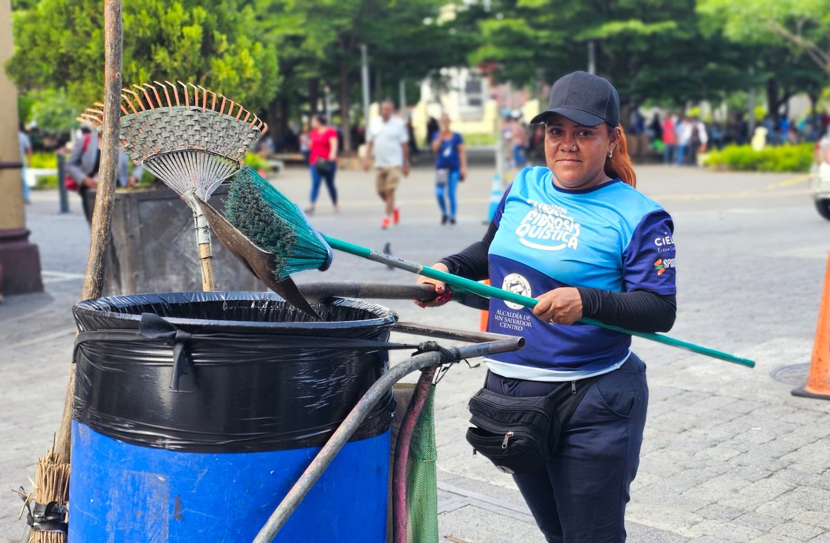 Nos desplegamos desde temprano en el Centro Histórico con labores de limpieza, colocación de basureros y verificación de cada detalle para mantener todo en perfectas condiciones ante el evento especial en el Teatro Nacional. 🧹✨
