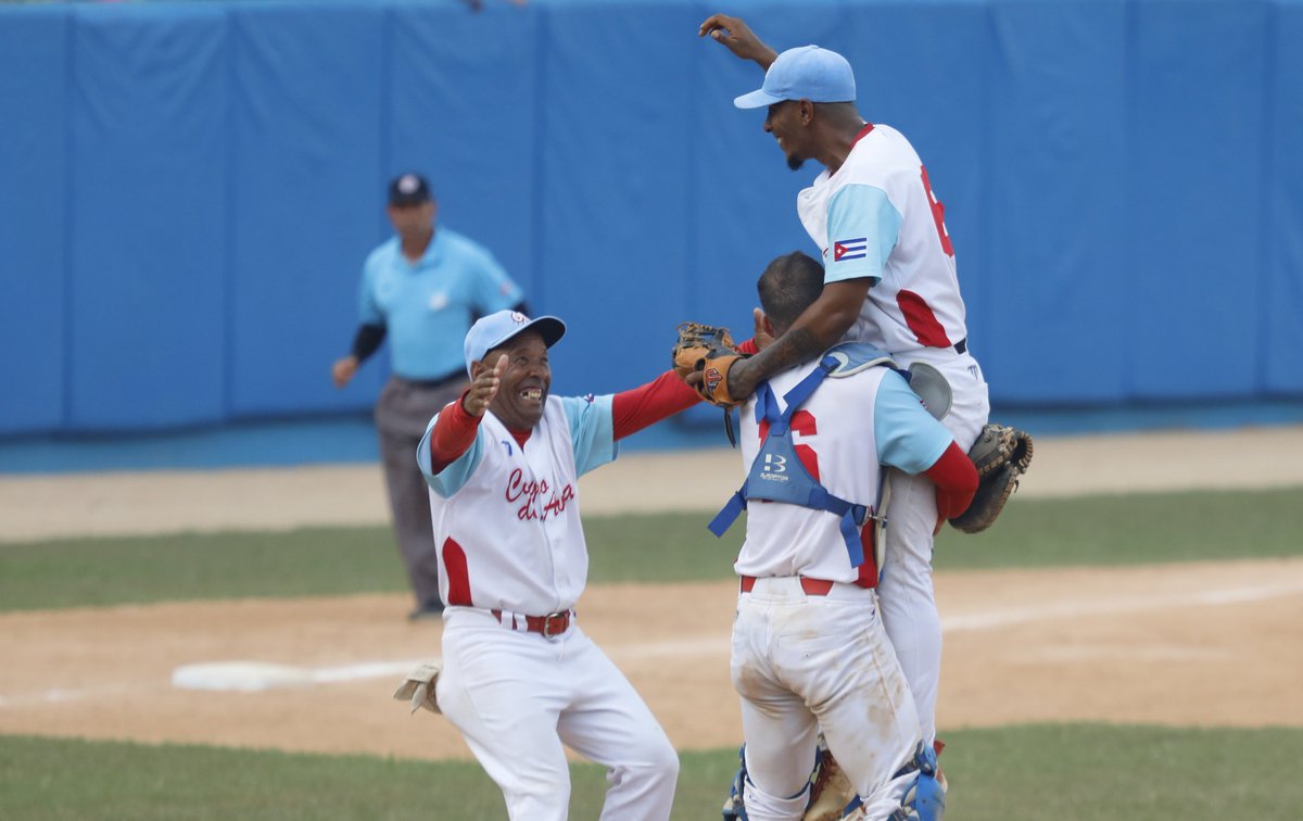 Victoria de Ciego de Ávila, 6x3 sobre Las Tunas, en el segundo juego de la final de la III Liga Élite del #BeisbolCubano. Va delante 2-0. #Cuba #Beisbol #DeporteCubano #baseball