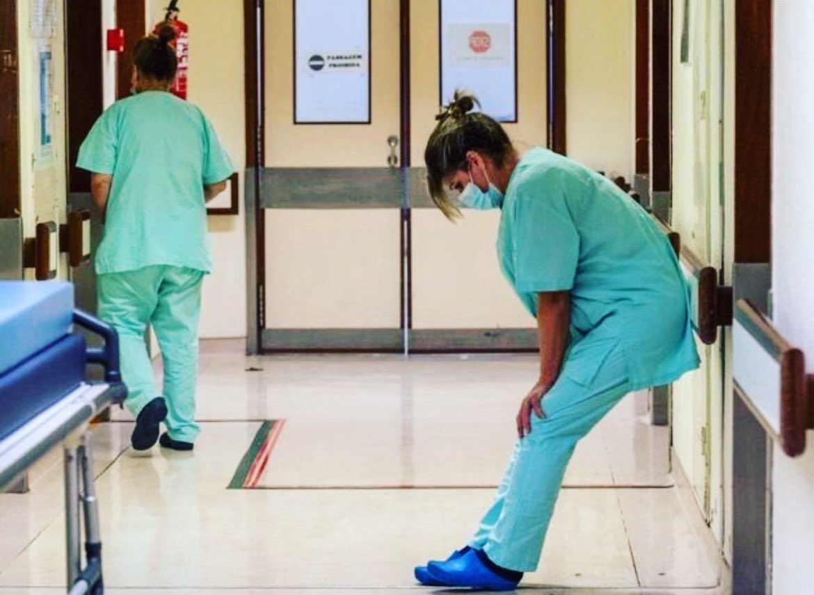 Los sanitarios llevamos MUCHO tiempo avisando. Y peor que señalarnos y machacarnos: se nos ignora. No sólo se viene abajo Atención Primaria, es todo: Urgencias, consultas hospitalarias y ambulatorias…TODA la Sanidad Pública Española. Y culpables, todos.