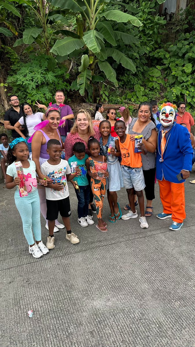 Desde tempranas horas de la mañana, nos reunimos con un grupo de amig@s con un solo propósito: llevar un poco de alegría y felicidad a los niños en su día. No solo se trataba de darles un regalo, sino de compartir momentos inolvidables y llenarlos de sonrisas. Feliz Día del Niño