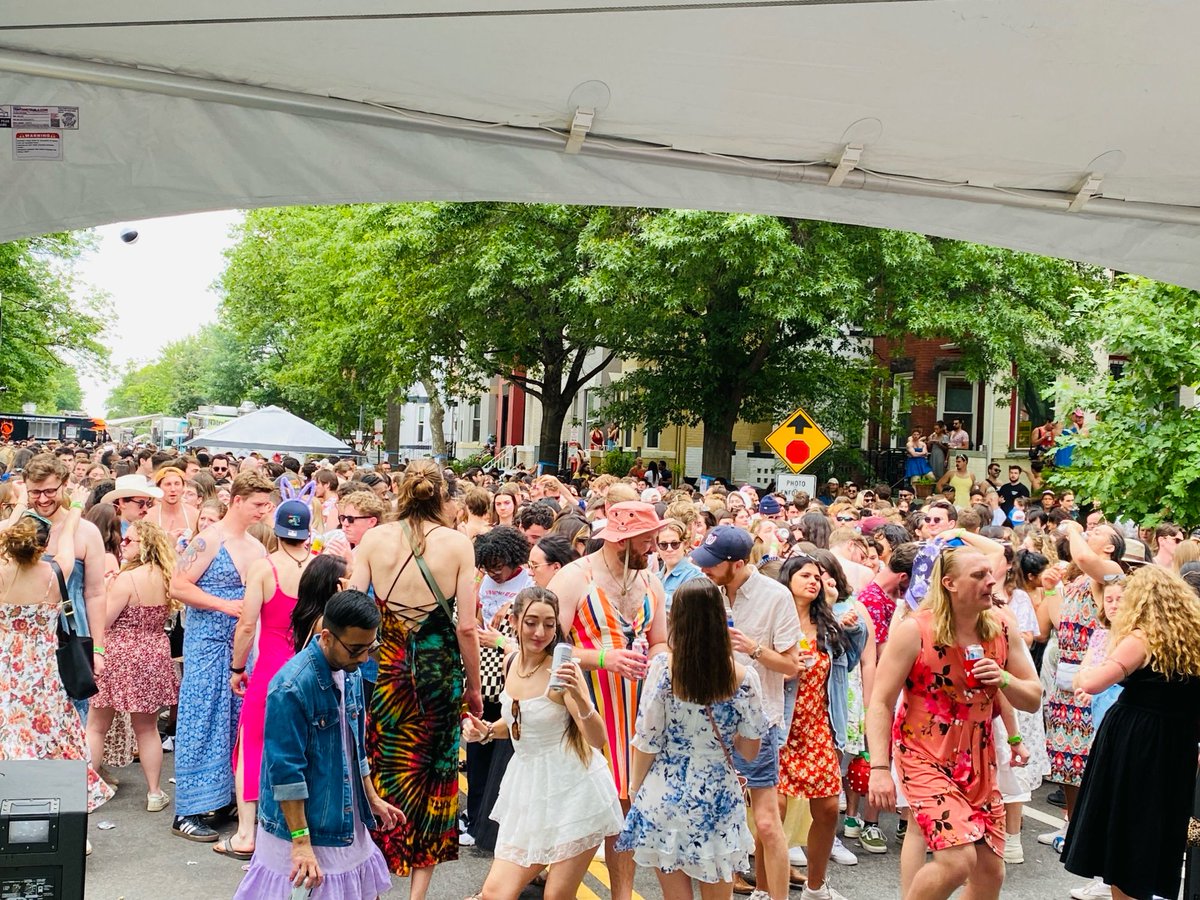 Annual takeaways from @thewonderlanddc Sundress Fest: 
1. If you’re missing a 20-something, they’re here. And drunk.
2. Sundresses are so comfortable!
3. Why the hell don’t (most) sundresses have pockets?
