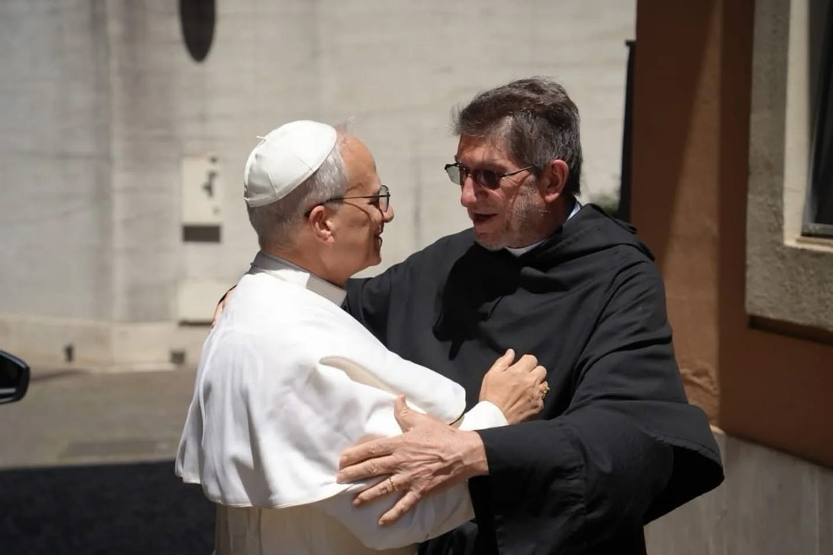 silerenonpossum's tweet photo. Today, Pope Leone XIV had lunch with the Augustinian brothers at the International College Santa Monica, just steps from his Vatican residence! 

🍽️🙏 They gathered to celebrate the 70th birthday of Prior General Fr. Alejandro Moral 

🎉🎂 A beautiful moment of fellowship and joy! 

#PopeLeoneXIV #Augustinians #silerenonpossum #Vatican #Celebration

Read now: https://t.co/ODtPyW0gIX