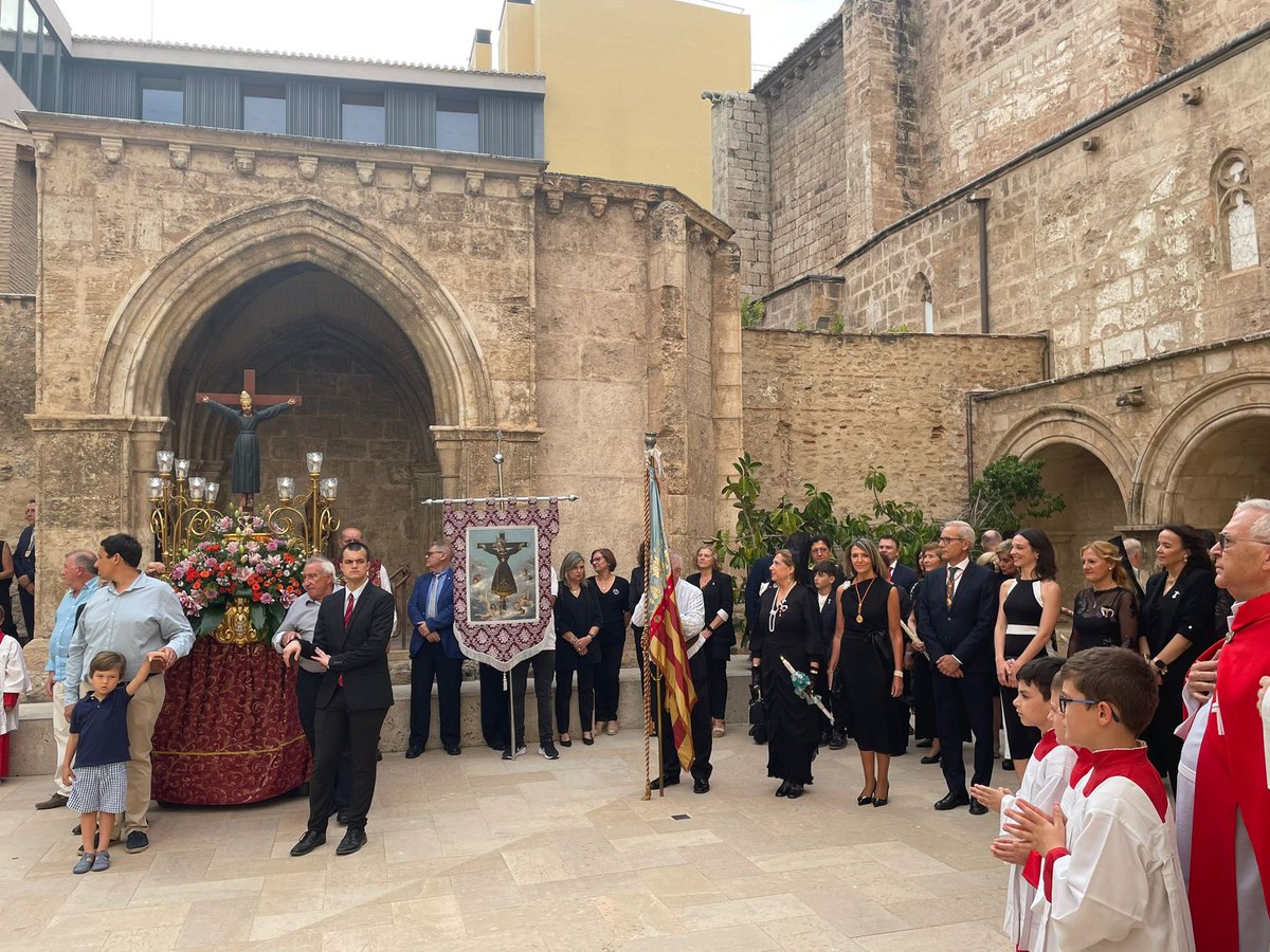 Mónica GC 🌍 (@mncgcs) on Twitter photo El barrio de la Xerea ha vivido esta tarde la procesión de <a href="/sant_bult/">Festividad de Sant Bult</a> , la más antigua de Valencia. Emociones contenidas y lluvia de pétalos, en cada rincón en el que el Cristo se ha parado.
Fiestas y Tradiciones. El barrio de la Xerea ha vivido esta tarde la procesión de <a href="/sant_bult/">Festividad de Sant Bult</a> , la más antigua de Valencia. Emociones contenidas y lluvia de pétalos, en cada rincón en el que el Cristo se ha parado.
Fiestas y Tradiciones.