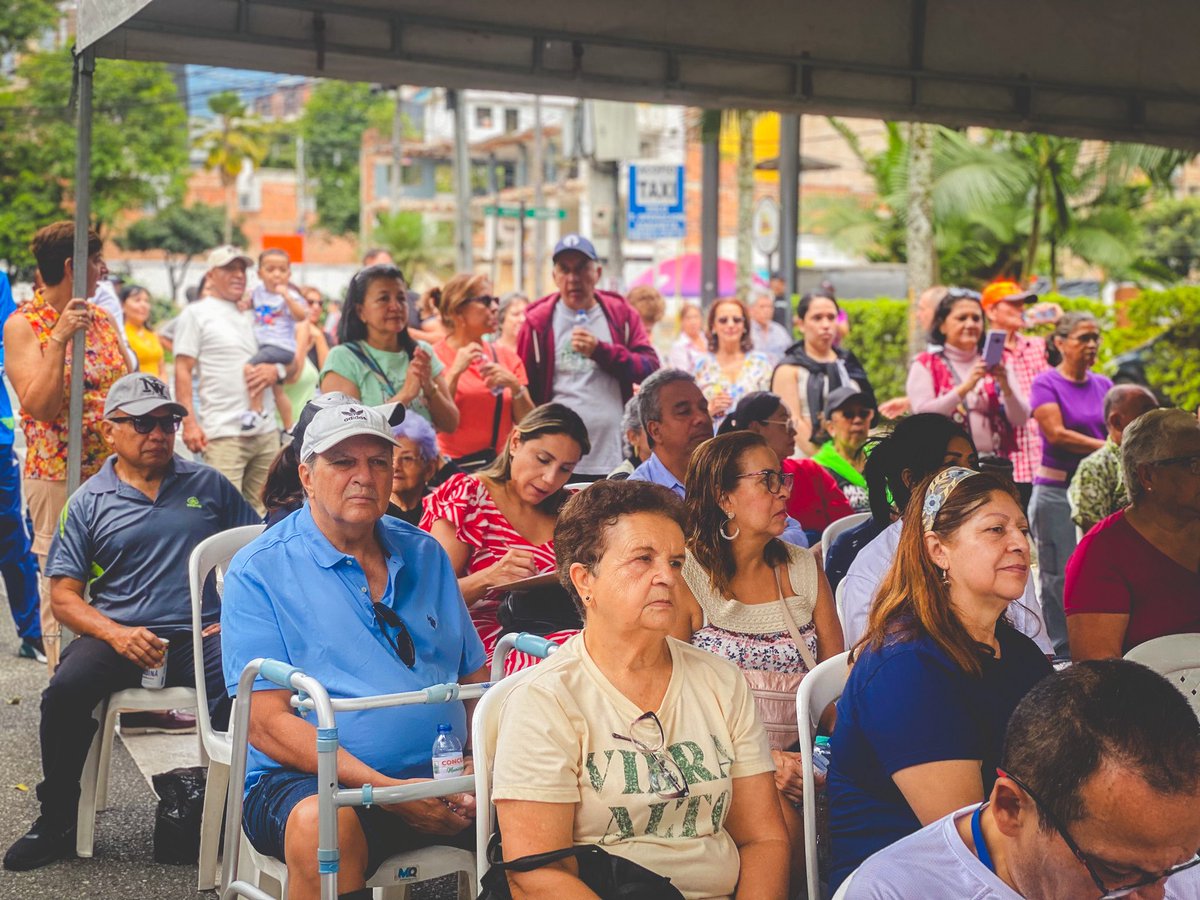 concejosabaneta's tweet photo. Esta mañana disfrutamos de la Retreta Municipal Tulio Alberto Mejía Garcés 🎶
Un espacio lleno de música, arte y cultura para compartir con toda la comunidad sabaneteña.

Gracias a todos los que se sumaron y vivieron esta experiencia con nosotros. https://t.co/hy1RFfcdbn