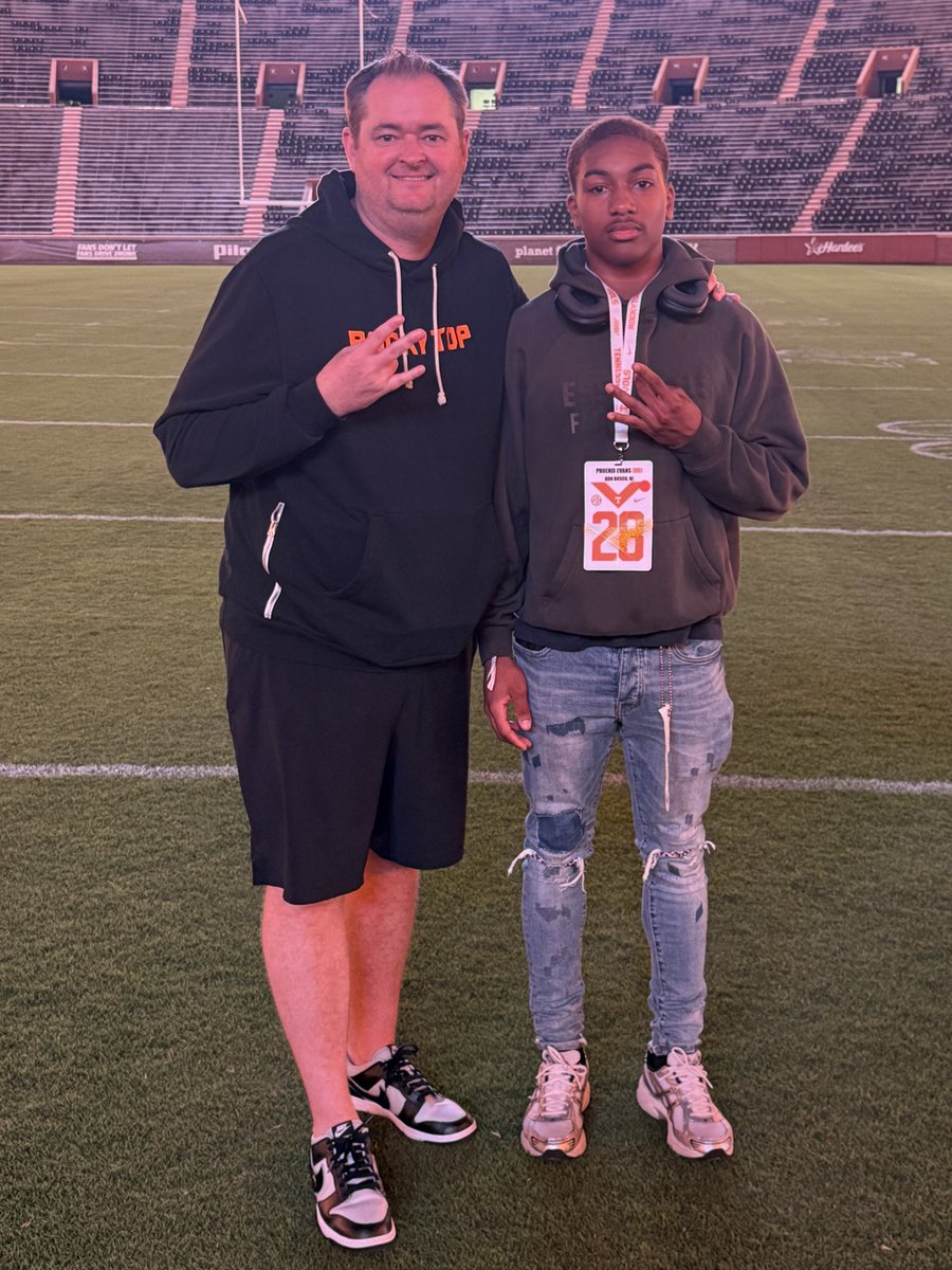 PhoenixEvans__'s tweet image. Great weekend spent in Knoxville. @Vol_Football thanks for having me. Can’t wait to return to Rocky Top and experience a home game this season. #GBO 🍊@coachjoshheupel @Coach_Nez_ @CoachTimBanks @CoachET3 @CoachLiamGray