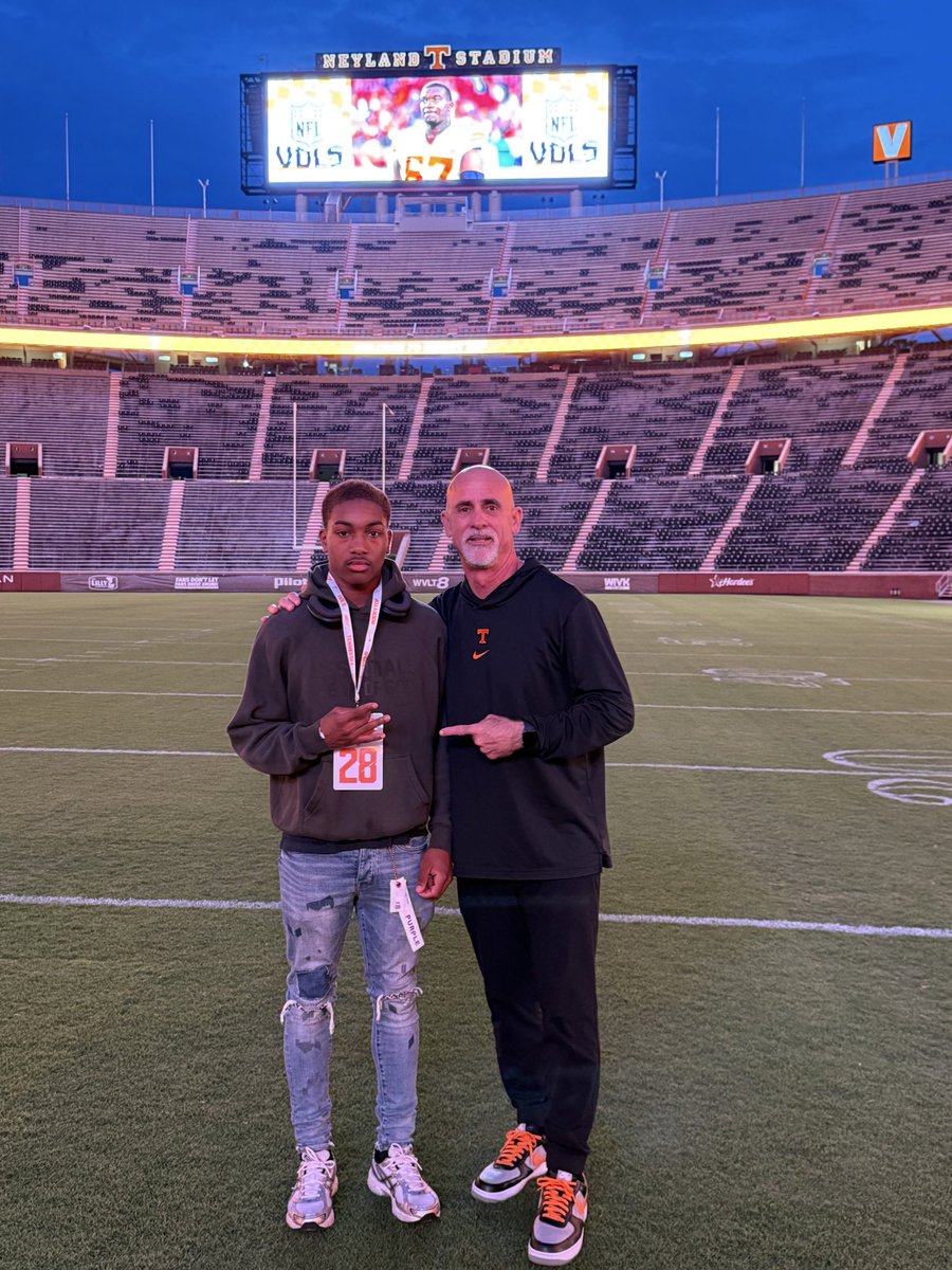 PhoenixEvans__'s tweet image. Great weekend spent in Knoxville. @Vol_Football thanks for having me. Can’t wait to return to Rocky Top and experience a home game this season. #GBO 🍊@coachjoshheupel @Coach_Nez_ @CoachTimBanks @CoachET3 @CoachLiamGray