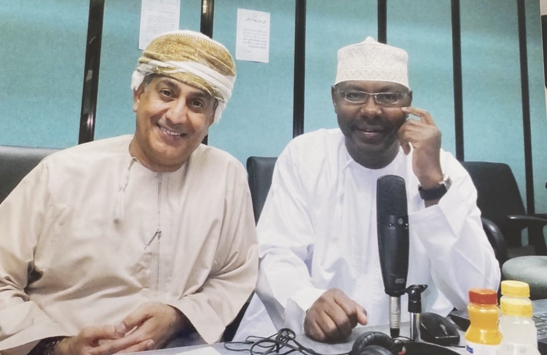 رحيل لا يُحتمل .. وداعاً أيها الوفيّ النقيّ .
كيف لنا أن نجتمع ، والدعوة ليست منك؟
وكيف يحلو لنا المجلس ، وأنت الغائب الحاضر ؟
من يحمل زمام المبادرة من بعدك ؟ ومن يُعيد لسكيك مطرح بهجتها دونك ؟
أسئلة كثيرة تنهمر كالمطر ، وتغرقنا فى دهشة الغياب ، دهشة الرحيل الذي لم نستوعبه بعد .