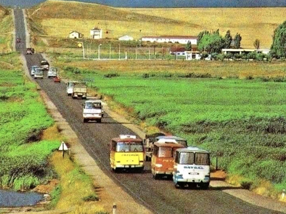 Polatlı Yolu, Ankara, 1975

Photo from TÜRKİYE’NİN MASAL GİBİ FOTOĞRAF’LARI geçmişten günümüze
Grafik: Ömer Hasberber