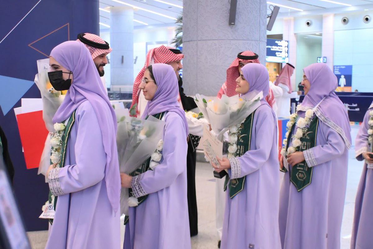 moe_gov_sa's tweet photo. استقبال طلاب وطالبات المملكة المشاركين في المعرض الدولي للاختراعات والابتكارات والتقنية #آيتكس_2025، لدى وصولهم أرض الوطن، بعد إنجازهم المميز، وتفوقهم في منافسات المعرض الذي أقيم في ماليزيا. https://t.co/vzuLfyQY2j