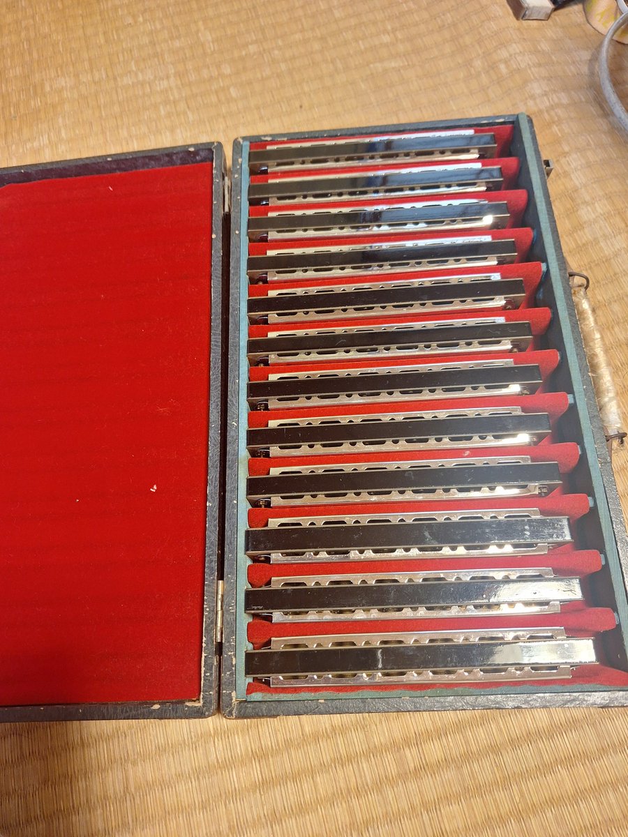soraremido2's tweet image. ハーモニカみつけた。

60年くらい前に買ったと思われる。
「吹く」はやってみてもいいかもと思うけど、
「吸う」は出来ない😅

修理、クリーニングできるかな。いくらかかるかな。

#ハーモニカ