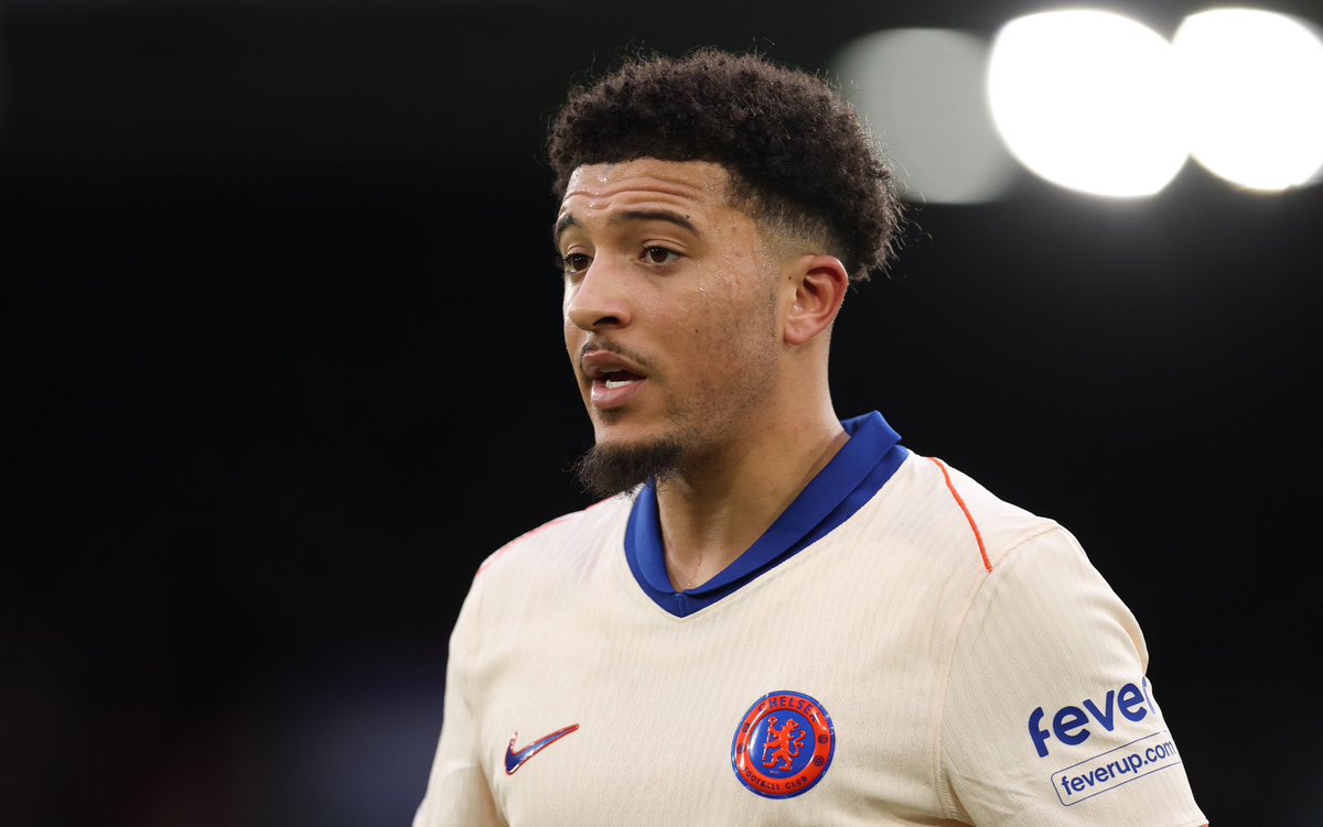 FabrizioRomano's tweet photo. 🚨 Chelsea remain in contact with Jadon Sancho’s camp over contract terms, still no agreement on salary so far.

Final decision will be in few days, outcome expected next week.

If contract terms are not agreed, Sancho will go back to Manchester United with £5m compensation. https://t.co/H8nDCd3WAg