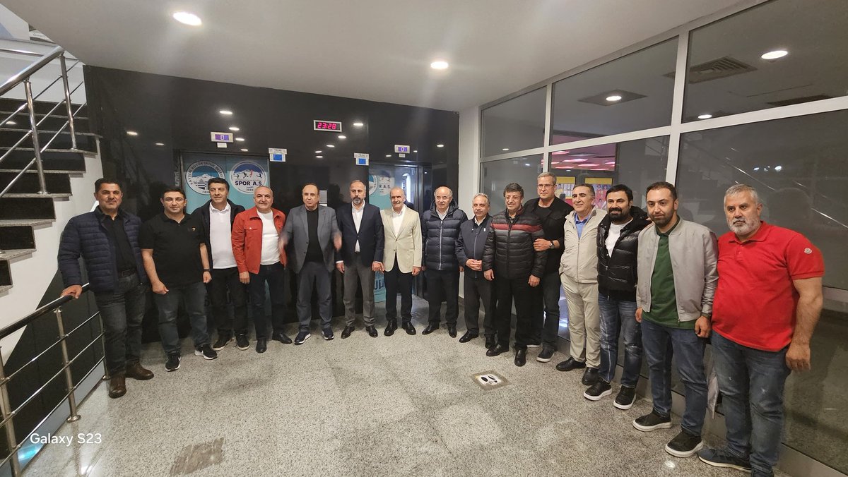 Burhan_Kayaturk's tweet photo. Tebrikler Van Spor!

İki kardeş kulübün karşı karşıya geldiği, kazananın dostluk ve centilmenlik olduğu bu büyük finalde; fair play ruhunun en güzel örneklerine tanıklık ettik. Zorlu geçen mücadelede sahadan zaferle ayrılan Van Sporumuzu yürekten kutluyor, şehrimize yaşattıkları bu büyük sevinç için sonsuz teşekkür ediyorum.

Yıllardır kapısından döndüğümüz 1. Lig hayalimiz nihayet gerçeğe dönüştü. Bu başarı sadece sahadaki oyuncularımızın değil; emeği geçenlerin, inananların ve dualarıyla her daim yanımızda olan tüm Van halkının ortak zaferidir. Şimdi önümüzde daha büyük bir hedef var: Süper Lig! Bu yolda da başarıya ulaşacağımıza yürekten inanıyorum.

Kardeş kulübümüz Batman Petrolspor’u ise sergiledikleri güzel futbol ve dostane mücadele için içtenlikle kutluyorum. Onların da hak ettikleri yerlere en kısa sürede ulaşacaklarına gönülden inanıyorum.

Bu vesileyle Van Spor yönetimini, teknik ekibini, futbolcularını ve büyük taraftarını bir kez daha canıgönülden tebrik ediyorum.

@vansporfk 
@batmanpetrolfk