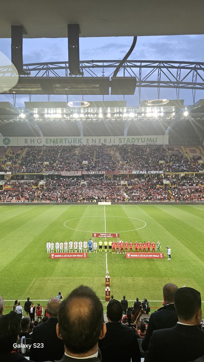 Tebrikler Van Spor!

İki kardeş kulübün karşı karşıya geldiği, kazananın dostluk ve centilmenlik olduğu bu büyük finalde; fair play ruhunun en güzel örneklerine tanıklık ettik. Zorlu geçen mücadelede sahadan zaferle ayrılan Van Sporumuzu yürekten kutluyor, şehrimize yaşattıkları