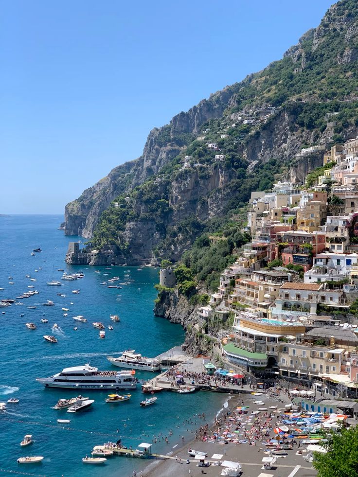 يموت  الانسان  واشغاله  على  باله
العمر  يقضي وشغل الادمي ريِّض

لا وا  هني  مستريحٍ  راضيٍ  داله
وان جاه رزقٍ على من حوله يفيِّض

شايم