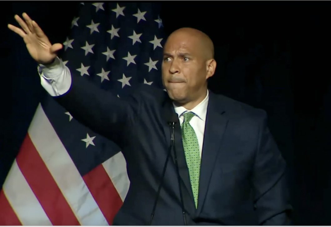 BenghaziRunClub's tweet image. One of these men is brilliant, cares about people, works to improve our government and our planet, and sacrifices for our country
The other is Cory Booker.
And despite the arm placement, neither is a Nazi.