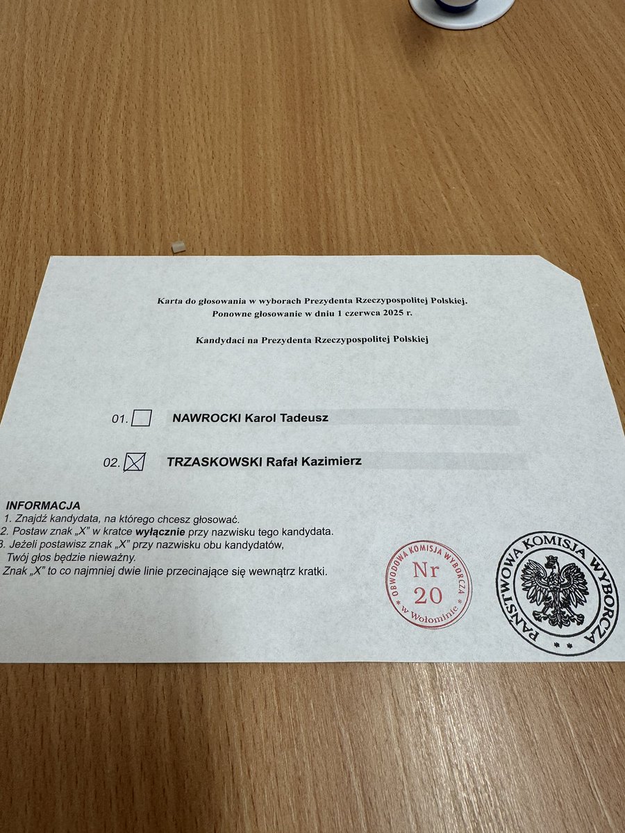 GrazynaJurusik's tweet photo. @kiraale_ Tu jest mój głos, tak samo mojej rodziny. Jestem zdruzgotana, że większość głosowała na oszusta, tłuka, uzależnionego od używek alfonsa.
Tej kraj idzie w przepaść. https://t.co/Vg6rtSgN7W
