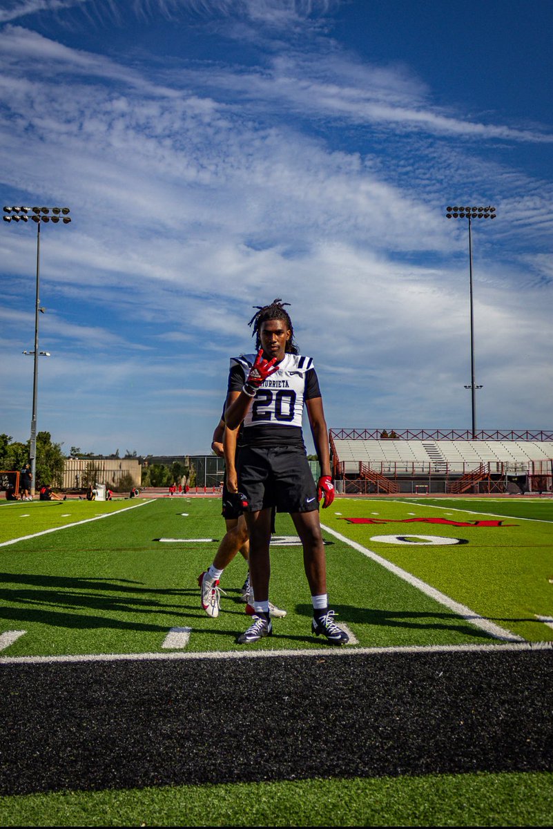 Jacobwingfieldd's tweet image. Moreno Valley ➡️ Murrieta Valley
How I look? 🔴⚫️ @MVNighthawkFB