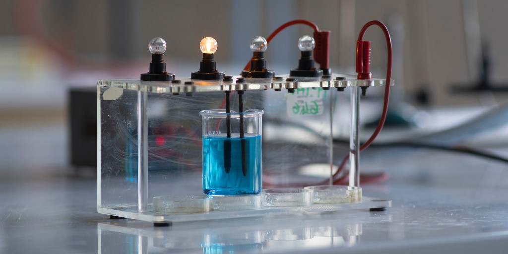 UT Austin Research (@utexasresearch) on Twitter photo 🔋 Research turns possibility into progress — <a href="/UTAustin/">UT Austin</a> engineers are building safer, more sustainable batteries.
<a href="/utmechengr/">UT Mech Engineering</a> professor Arumugam Manthiram, a researcher in the <a href="/CockrellSchool/">Texas Engineering</a>, has developed a sodium battery that avoids flammable materials and costly metals — 🔋 Research turns possibility into progress — <a href="/UTAustin/">UT Austin</a> engineers are building safer, more sustainable batteries.
<a href="/utmechengr/">UT Mech Engineering</a> professor Arumugam Manthiram, a researcher in the <a href="/CockrellSchool/">Texas Engineering</a>, has developed a sodium battery that avoids flammable materials and costly metals —