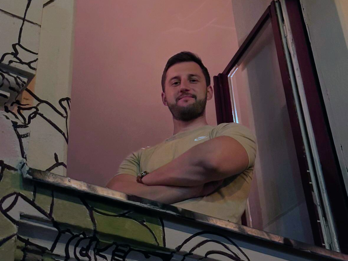 Wie ich den Nachrichten-Feed lese und darauf warte, dass noch mehr russische Militärgüter zu Altmetall verarbeitet werden.