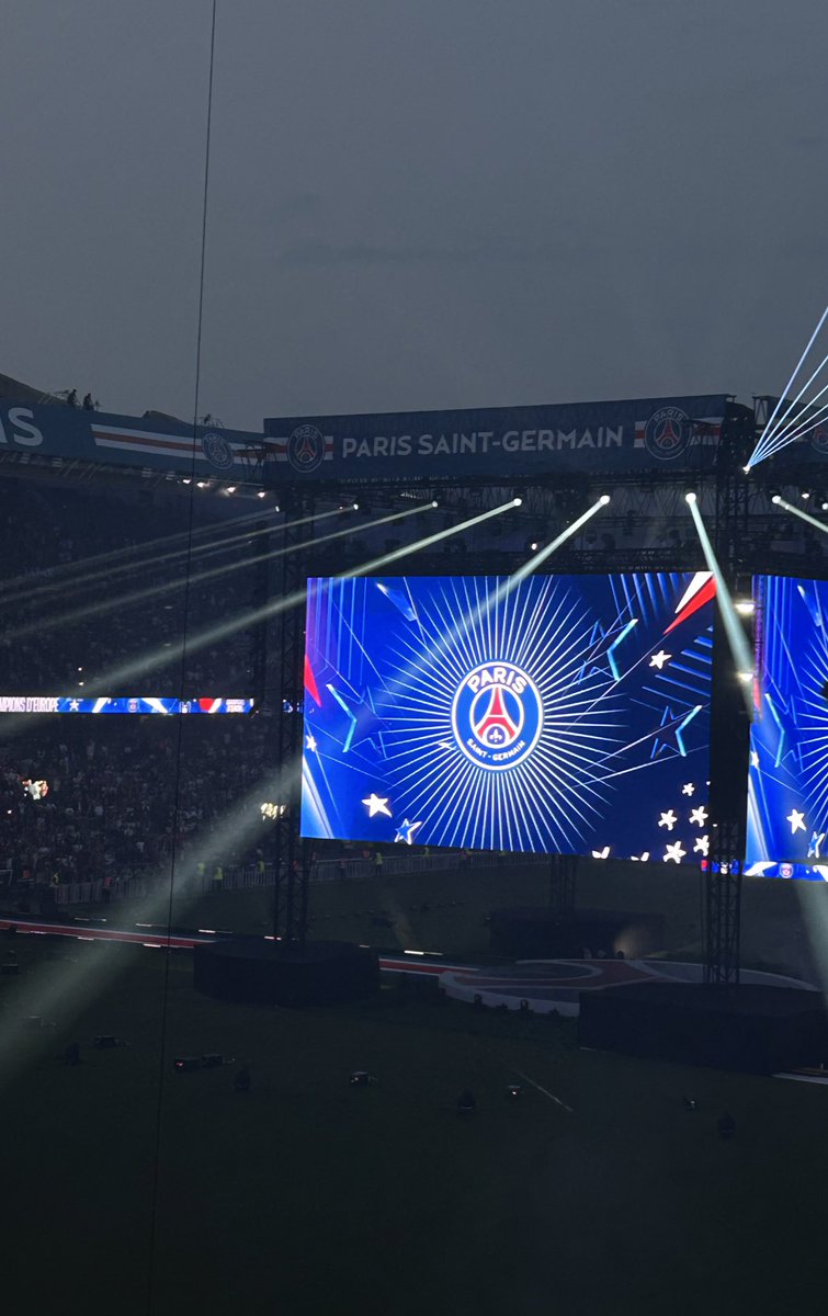 🚨 Aucune image de Kylian Mbappé ni de Lionel Messi n’a été diffusée pendant l’hommage aux anciennes années européennes du PSG. 

Neymar était bien présent dans la vidéo ! ✅

Normal selon vous ou manque de respect ? 🤔