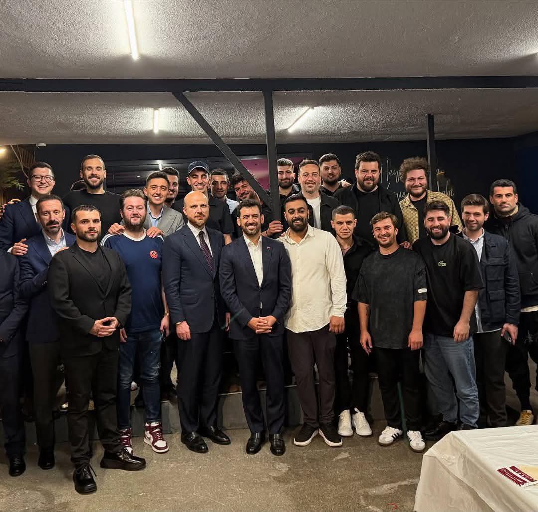 Bilal Erdoğan sosyal medya fenomenleriyle bir araya gelmiş. 

Fotoğrafa şöyle bir baktım, hiç birini tanımadığım için yine kendimle gurur duydum. Canım kendim ❤