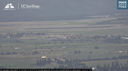 KernFiregraph's tweet image. #WalnutFire off walnut St &amp;amp; Grove St, Shasta County. The fire is behind the high school.