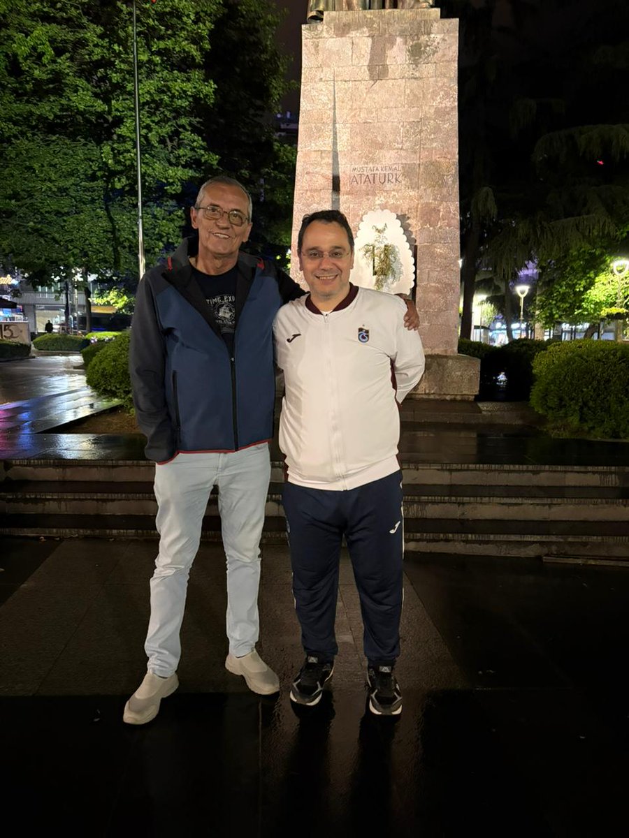 Kosova ile Trabzon arasında gönül köprüsü kuran kıymetli <a href="/kosoval_61/">Kosovalı 61 ﺦ ¹⁹⁶⁷</a> ağabeyimizle Trabzon Meydan'da tanışmak nasip oldu. Trabzonspor'un ürettiği anlamın değerin büyüklüğü Trabzon dışından ona gönül verenlerle çok daha anlamlı oluyor.