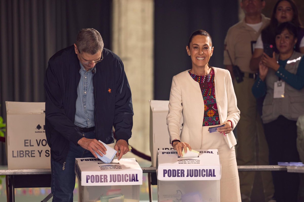 veronicacamino's tweet photo. ¡Al igual que mi Presidenta @Claudiashein, #YoYaVoté en esta histórica elección del #PoderJudicial! ⚖️🗳️

A votar, #México y #Yucatán, es nuestro momento 🇲🇽 https://t.co/kiiNhhAWHf
