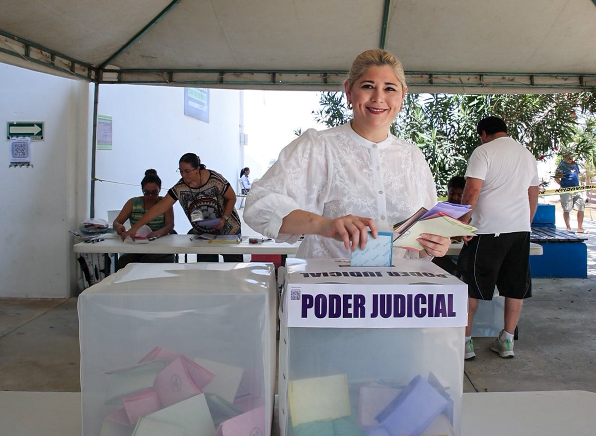 veronicacamino's tweet photo. ¡Al igual que mi Presidenta @Claudiashein, #YoYaVoté en esta histórica elección del #PoderJudicial! ⚖️🗳️

A votar, #México y #Yucatán, es nuestro momento 🇲🇽 https://t.co/kiiNhhAWHf