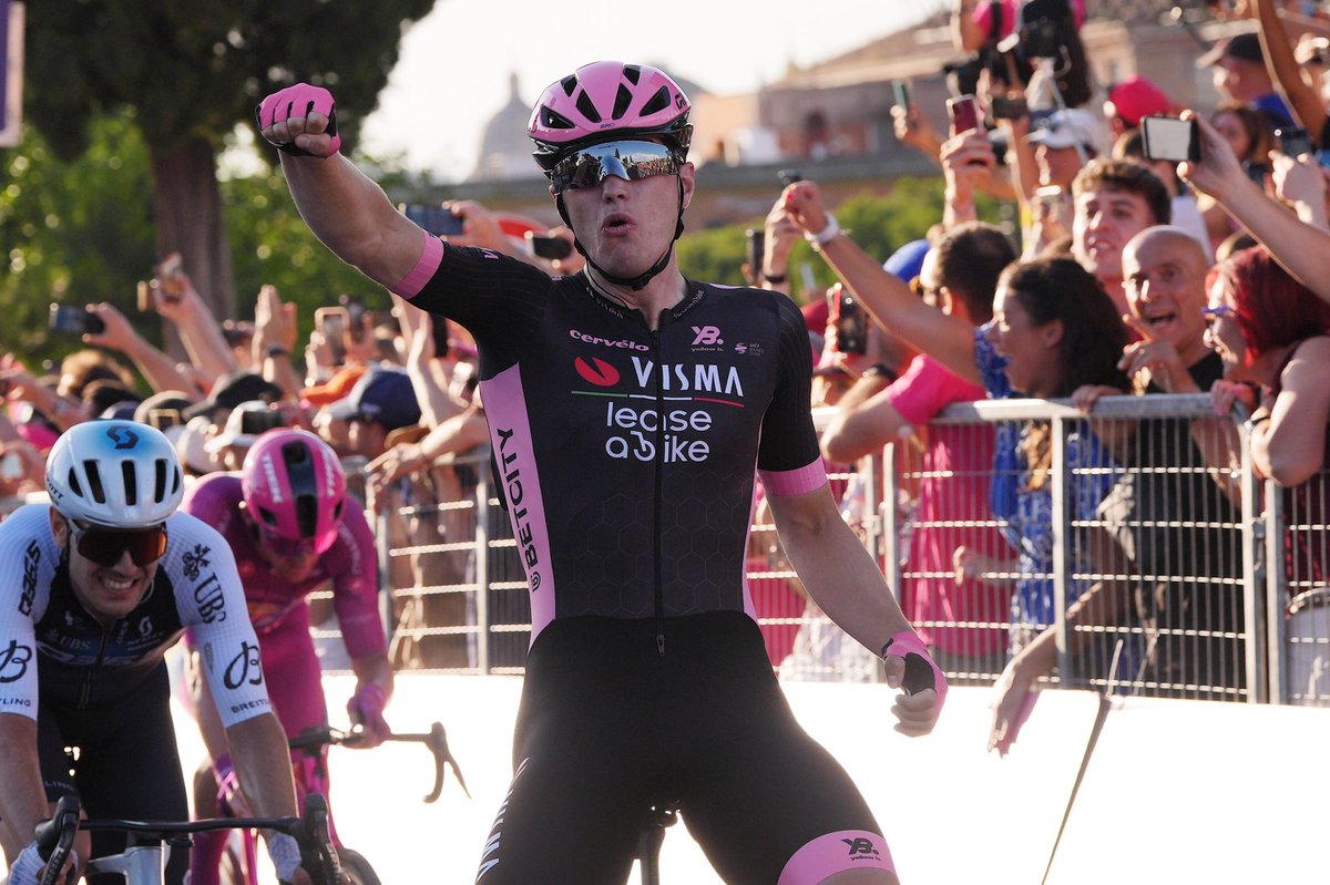 🩷🏆 Simon Yates 🇬🇧 ¡SE CONSAGRÓ! campeón del #GirodItalia. Olav Kojj 🇳🇱 ¡GANÓ! la última etapa (21)

🔸 Egan Bernal (7) y Einer Rubio (8), finalizaron en el top 10. Nairo Quintana fue 25° en la clasificación general. Daniel Felipe Martínez, quedó por fuera del top 50

💛💙❤️
