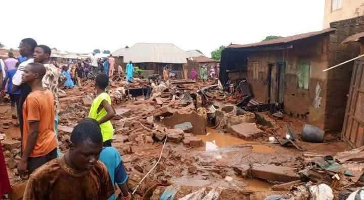 🚨 Deadly flash floods hit #Nigeria on Thursday, 29 May, over 150 lives lost &amp; 3000+ displaced. Poor infrastructure worsened the tragedy.
Yet the event was well forecasted in ACMAD biweekly multi-hazard outlook and <a href="/nimetnigeria/">NiMet</a>  issued warnings on 28 May.
⚠️ Early warnings save