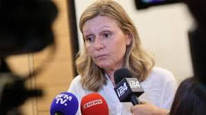 Claudy Siar (@claudy_siar) on Twitter photo Dimanche 1er juin : ÉLYSÉE
La présidente de l’assemblée nationale française, <a href="/YaelBRAUNPIVET/">Yaël Braun-Pivet</a> , pro-israélienne et amie de Netanyahu…
a tenté de discuter avec notre héros du week-end, Ousmane Dembélé.
Poliment, il l’a écouté …
d’un regard méfiant…puis…
Fin de l’échange Dimanche 1er juin : ÉLYSÉE
La présidente de l’assemblée nationale française, <a href="/YaelBRAUNPIVET/">Yaël Braun-Pivet</a> , pro-israélienne et amie de Netanyahu…
a tenté de discuter avec notre héros du week-end, Ousmane Dembélé.
Poliment, il l’a écouté …
d’un regard méfiant…puis…
Fin de l’échange
