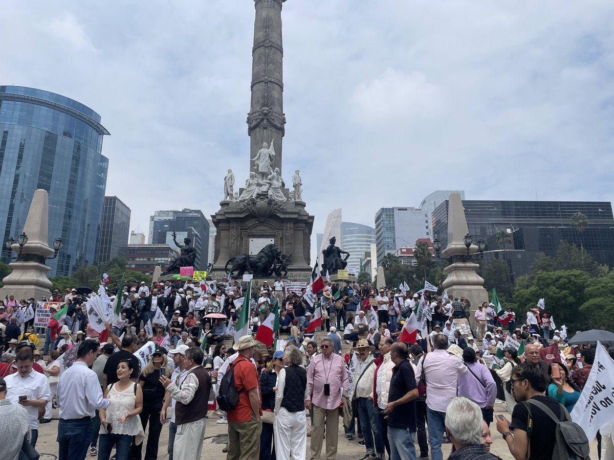 elalbertomedina's tweet photo. 🚨 Se manifiestan ciudadanos contra la #ElecciónJudicial en el Ángel de la Independencia en #CDMX.

"¡Viva México libre, en democracia, en Estado de Derecho!"

📹 @El_Universal_Mx https://t.co/lL4FuKu67y