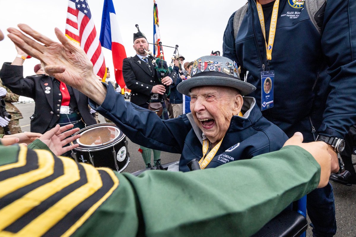 BIENVENUE 🇫🇷! 23 WWII veterans have landed in Normandy on a direct @delta flight from Atlanta, in partnership with <a href="/bestdefense_/">Best Defense Foundation</a> &amp; <a href="/Michelin/">Michelin</a>

They received a hero’s welcome ahead of the #DDay commemorations.

France is forever grateful for their service #neverforget

📸Chris Rank
